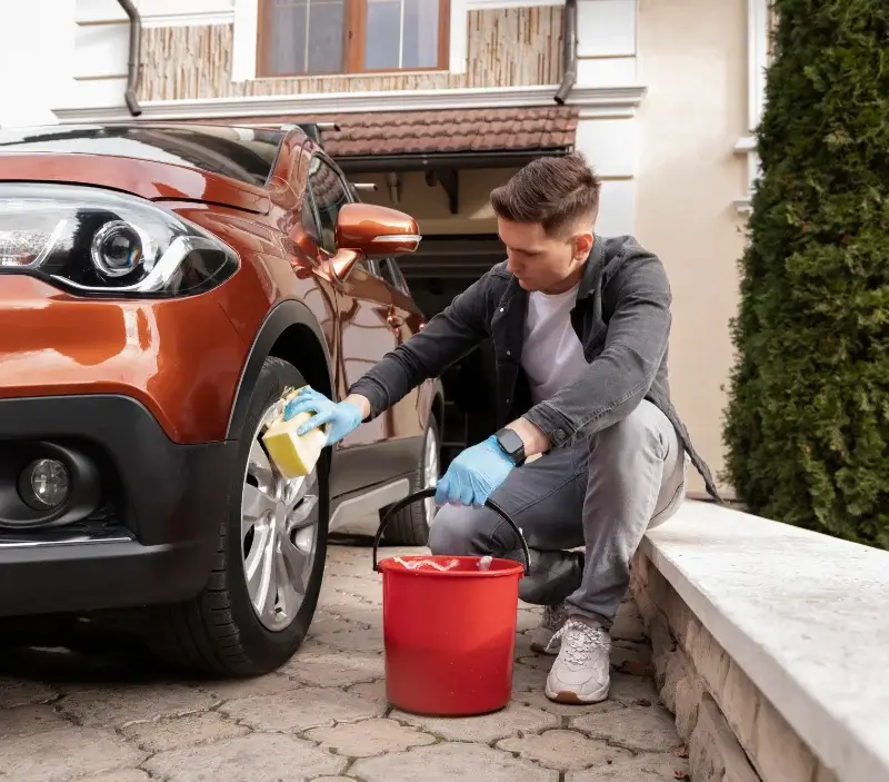 Lavage auto à domicile Saint-Michel-en-l'Herm : professionnel intervenant sur un véhicule